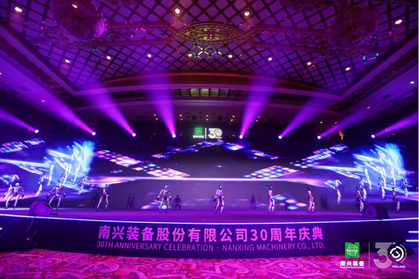 《機器人舞臺表演》.jpg